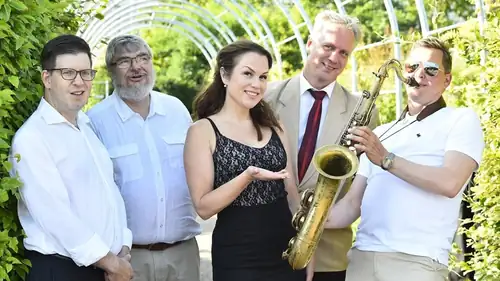 Bio & LIVE musik Monica Z