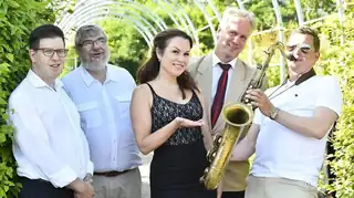 Bio & LIVE musik Monica Z