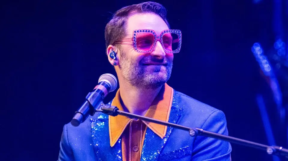 A true Elton John tribute — Bryggan, Luleå