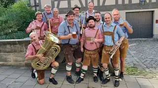 Oktoberfest Helmut Jederknüllerin kanssa