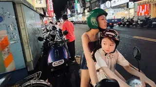 Left-handed Girl