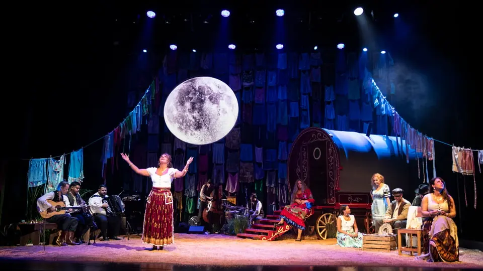 Azvá – Månens tårar med Arthem – Romska Teatern — Södra Teaterns Stora Scen, Stockholm