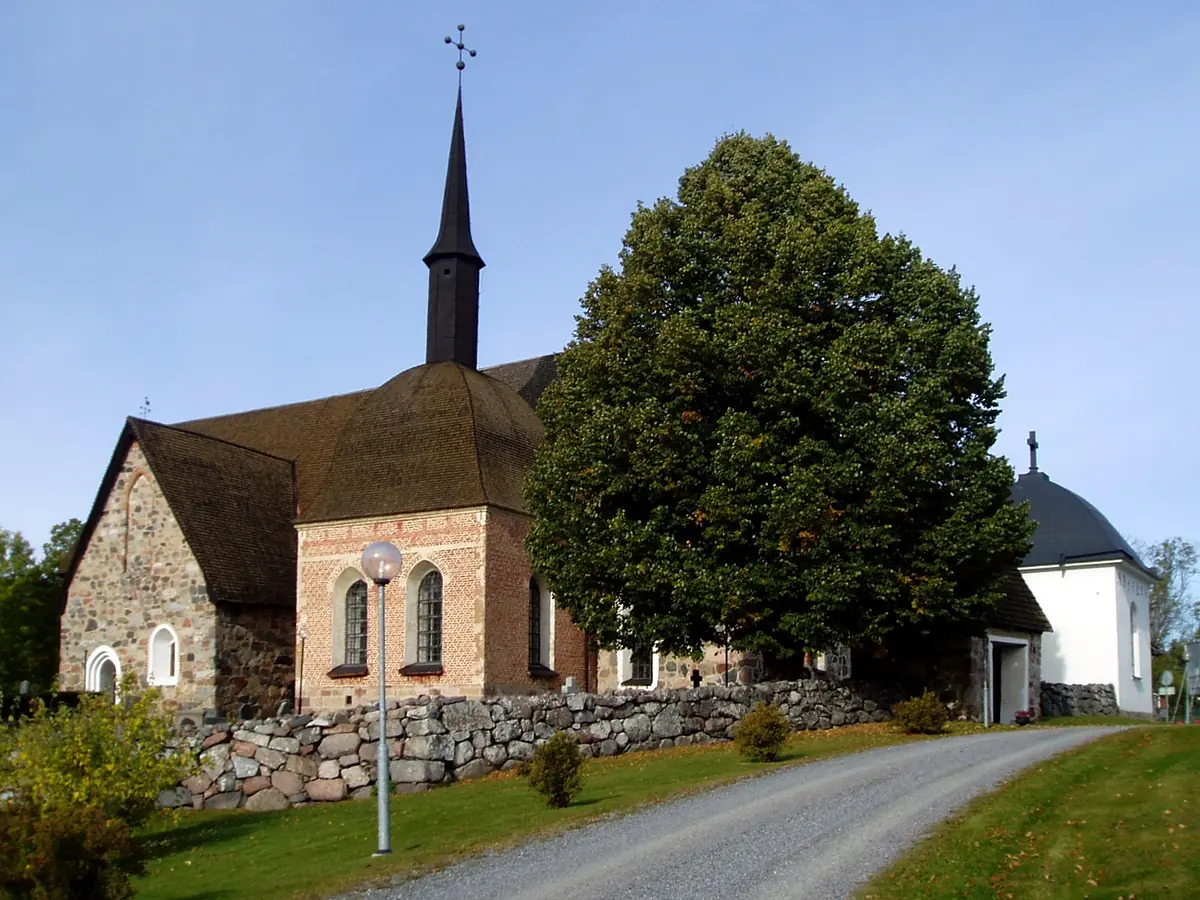 Frötuna church